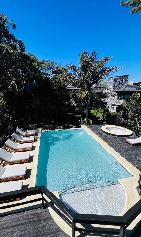 Piscina y espacios de descanso