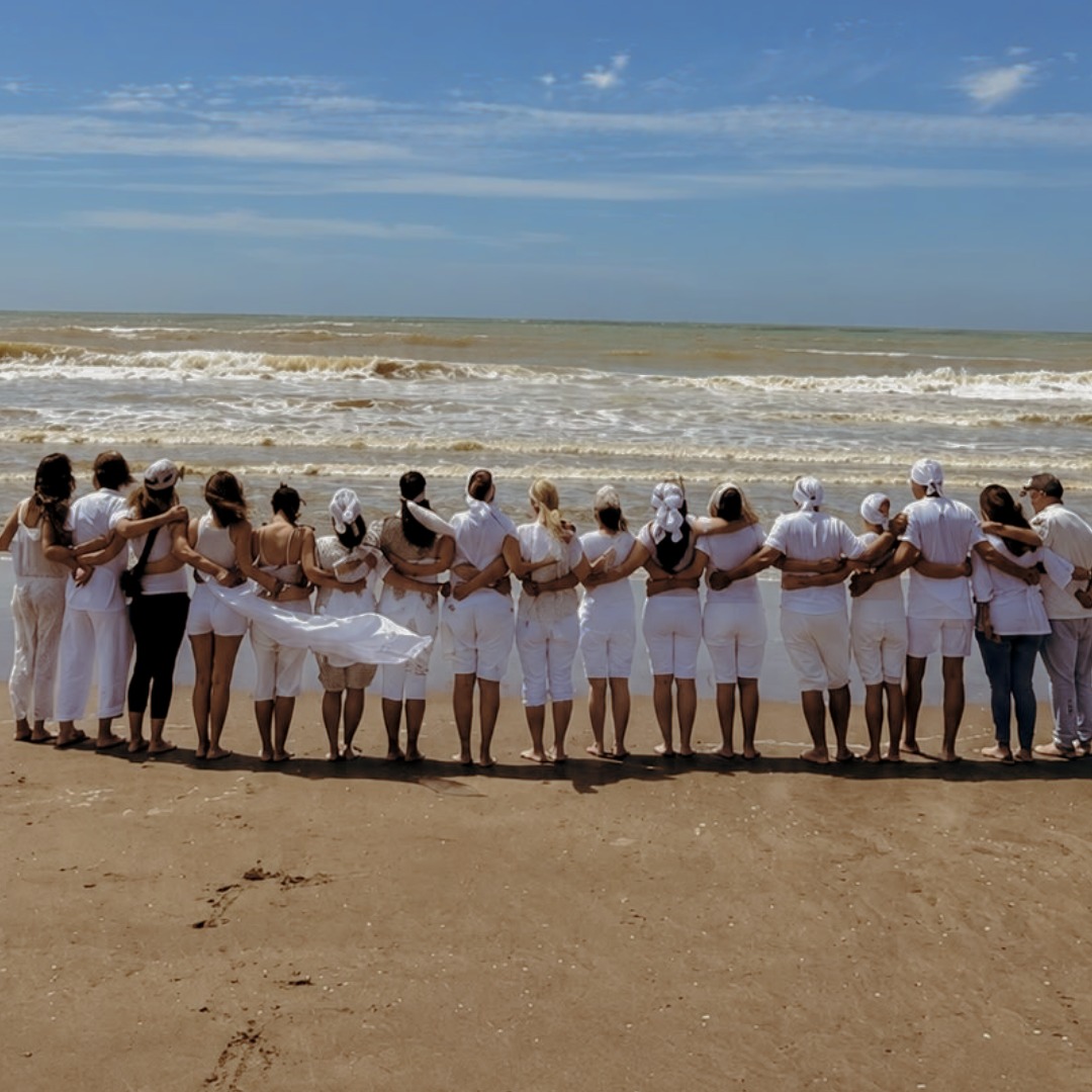 Participantes del retiro reunidos frente al mar